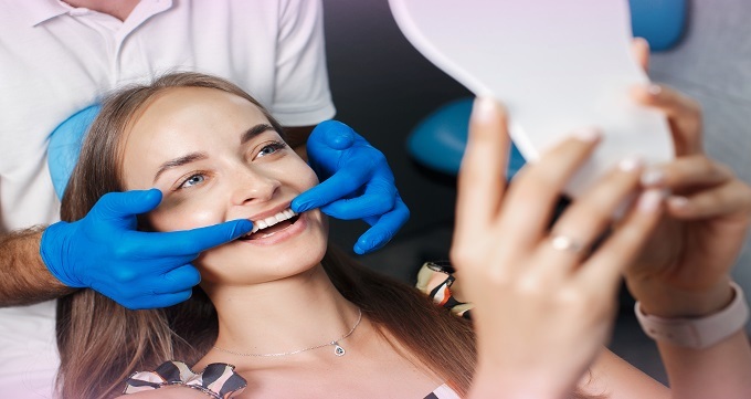 سفید کردن دندان در خانه یا کلینیک؟ بهترین روش کدام است؟