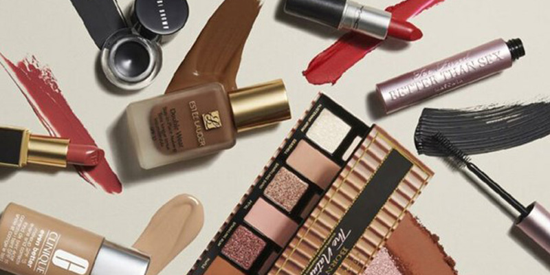 راهنمای انتخاب لوازم آرایشی برای عید + ترفندهای ماندگاری آرایش